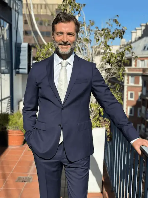 Dr. Ezequiel Henriques, abogado especializado en derecho laboral con más de 20 años de experiencia